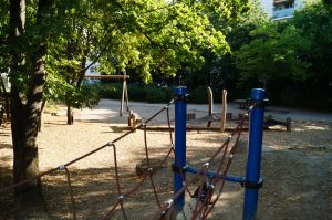 Spielplatz vor dem Haus